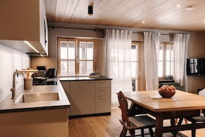 Fridge, microwave, oven, stovetop - (8) Vier-Raum-Ferienwohnung 85qm, 2 Bäder, 3 Schlafzimmer, Küche und Balkon (Reit im Winkl)