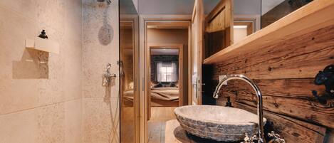 Badewanne, Haartrockner, Handtücher