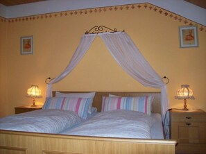 1 bedroom, bed sheets