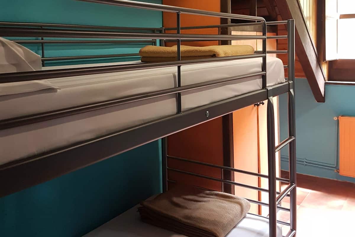 Vierpersoonskamer, gedeelde badkamer | Een kluis op de kamer, verduisterende gordijnen, gratis babybedden