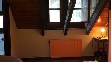 Tweepersoonskamer, en-suite badkamer | Een kluis op de kamer, verduisterende gordijnen, gratis babybedden
