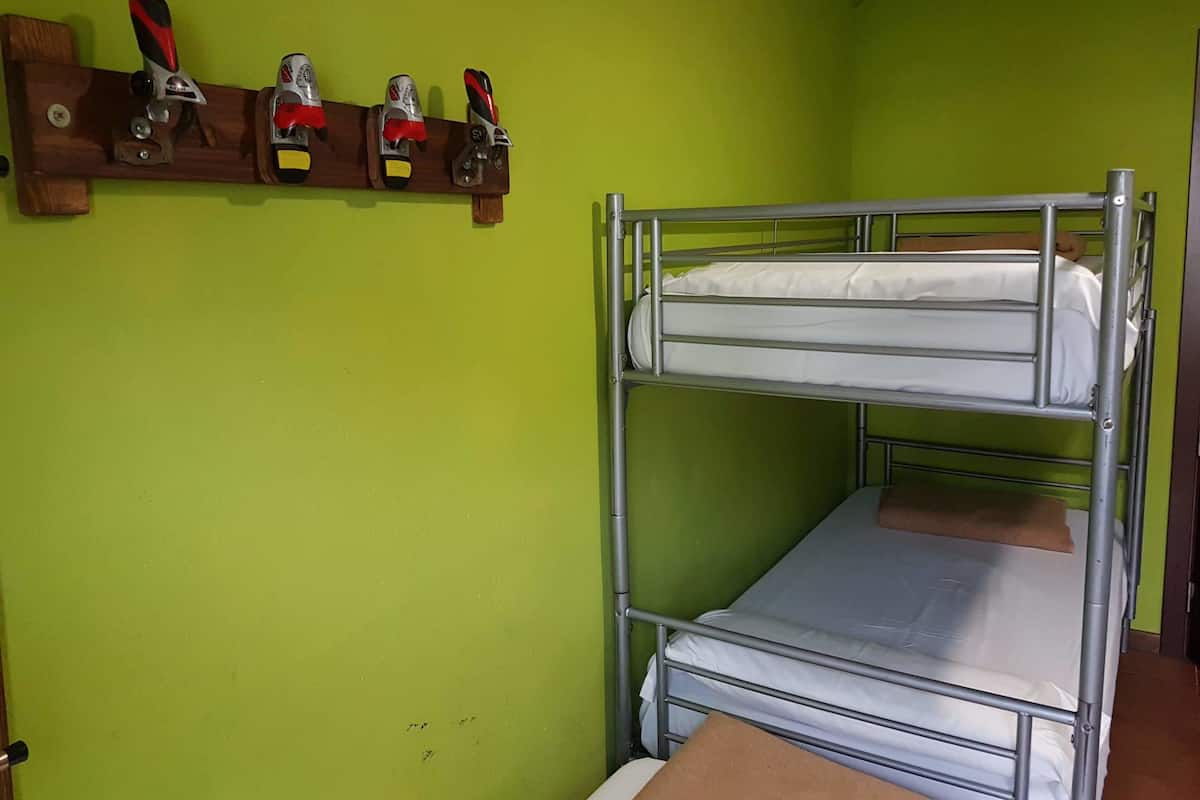 Kamer, meerdere bedden, gedeelde badkamer | Een kluis op de kamer, verduisterende gordijnen, gratis babybedden