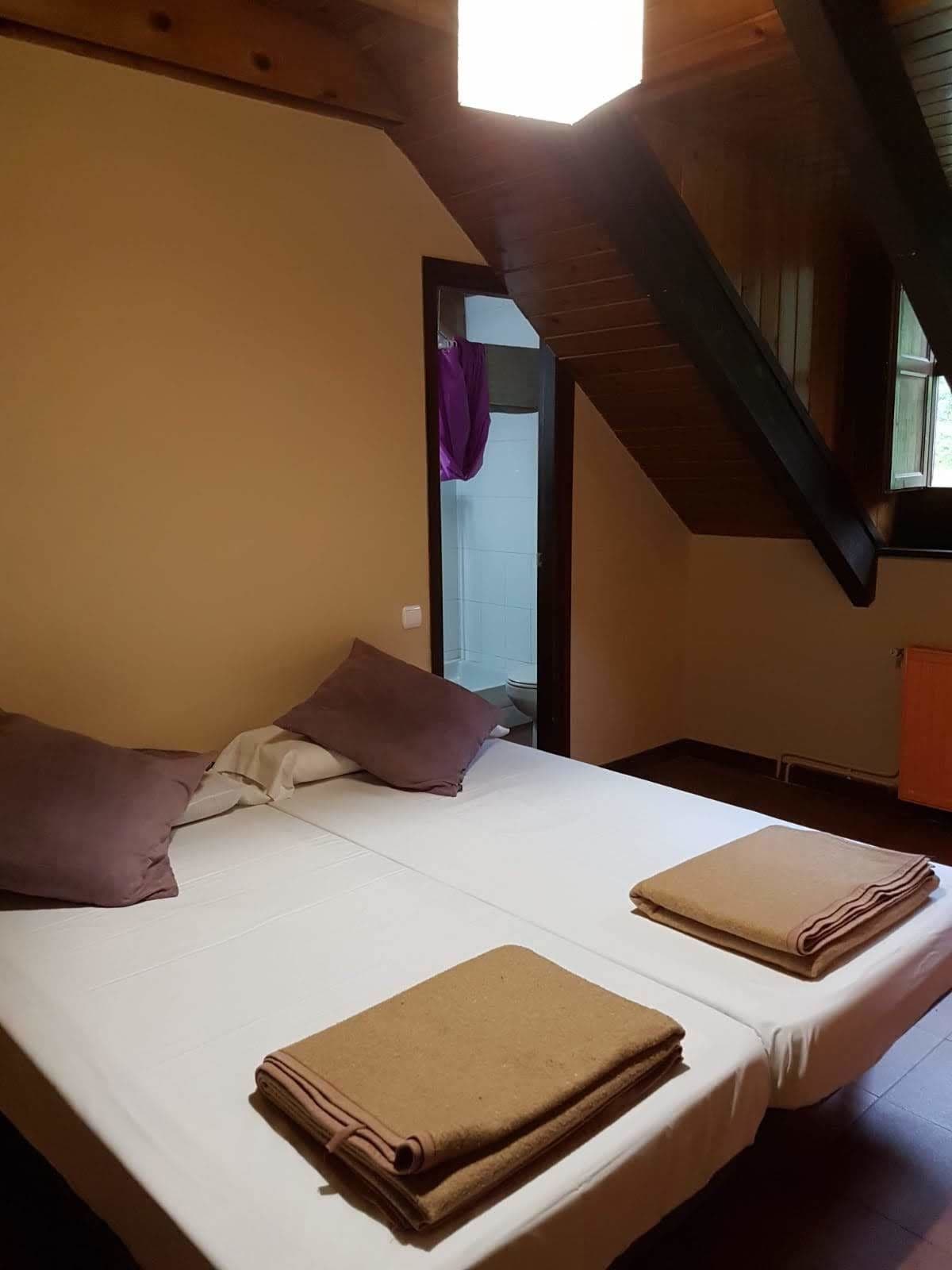 Tweepersoonskamer, en-suite badkamer | Een kluis op de kamer, verduisterende gordijnen, gratis babybedden