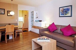 TV - Sturm vacation apartment with balcony, approx. 46 sqm (Reit im Winkl)