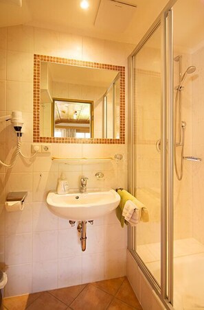 Een douche, een haardroger, handdoeken