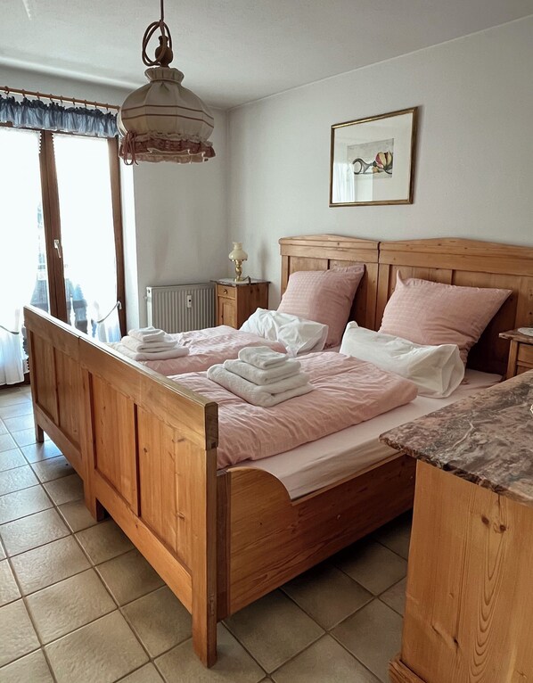 1 bedroom, internet, bed sheets