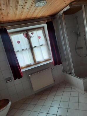 Badewanne, Haartrockner, Handtücher