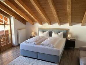 2 bedrooms, iron/ironing board, Internet, bed sheets