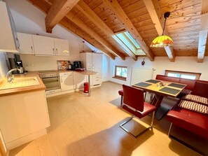 Réfrigérateur, four à micro-ondes, un four, surface de cuisson