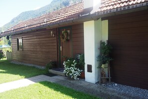 Exterior detail - Ferienhütte (43qm) Terrasse, 1 Schlafraum, 1 Wohn-Schlafraum, Küche extra, max. 4 Personen (Ruhpolding)