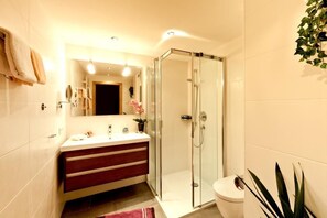 Shower, hair dryer, towels - (01) Komfortable Drei-Raum-Ferienwohnung, Küche und Balkon (Reit im Winkl)