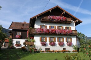 Exterior - Ferienwohnung 76qm, Nichtraucher, Wohnraum mit Küchenzeile, 3 Schlafzimmer, Balkon, Sat-TV, 3 Sterne, max 6 Personen (Anger)