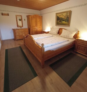 1 bedroom, iron/ironing board, internet, bed sheets - Ferienwohnung 76qm, Nichtraucher, Wohnraum mit Küchenzeile, 3 Schlafzimmer, Balkon, Sat-TV, 3 Sterne, max 6 Personen (Anger)