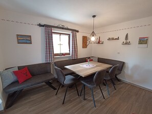 Dining - Ferienwohnung 76qm, Nichtraucher, Wohnraum mit Küchenzeile, 3 Schlafzimmer, Balkon, Sat-TV, 3 Sterne, max 6 Personen (Anger)