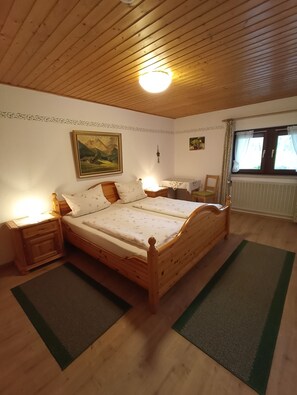 3 bedrooms, iron/ironing board, internet, bed sheets - Ferienwohnung 76qm, Nichtraucher, Wohnraum mit Küchenzeile, 3 Schlafzimmer, Balkon, Sat-TV, 3 Sterne, max 6 Personen (Anger)