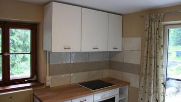 Kühlschrank, Ofen, Herdplatte, Wasserkocher mit Kaffee-/Teezubehör