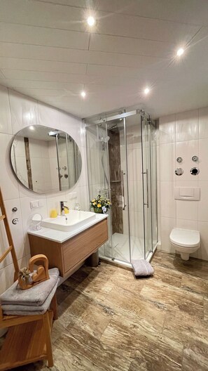 Dusche, Haartrockner, Handtücher