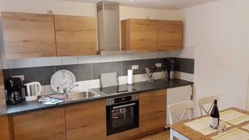 Een koelkast, een oven, een kookplaat, een vaatwasser