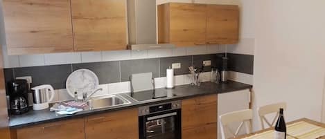 Jääkaappi, uuni, liesi, astianpesukone