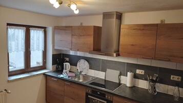 Een koelkast, een oven, een kookplaat, een vaatwasser