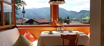 1 two-room apartment 40sqm, extra bedroom, dining area, kitchenette, balcony