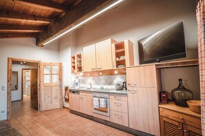 Fridge, oven, stovetop, dishwasher