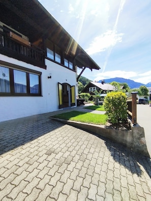 Property grounds - Apartment 82sqm, terrace, kitchen, 2 bedrooms, 1 bed-sitting room, WLAN, 6 p. (Ruhpolding)