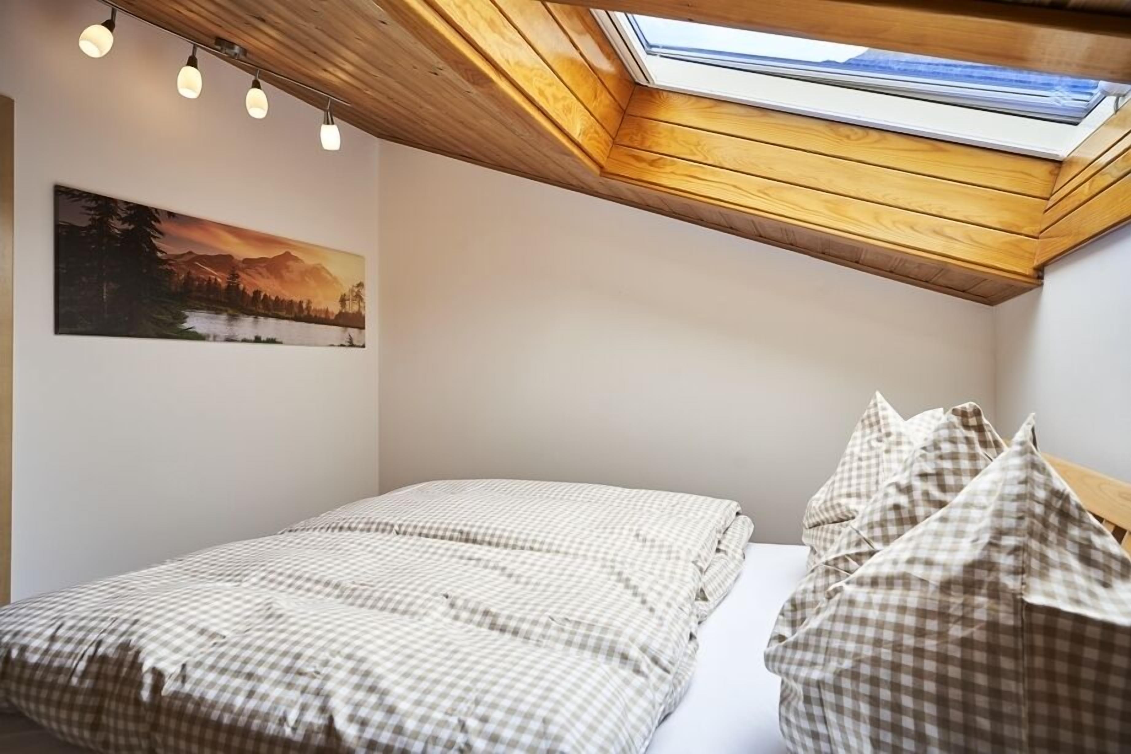 2 bedrooms, iron/ironing board, internet, bed sheets