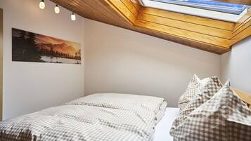 2 bedrooms, iron/ironing board, internet, bed sheets