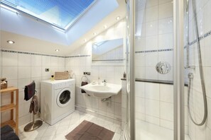 Shower, hair dryer, towels - Ferienwohnung Alpenblick, 1-4 Personen, 65qm, 2 separate Schlafzimmer, Balkon (Schönau am Königssee)