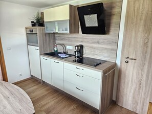 Jääkaappi, mikroaaltouuni, uuni, liesi