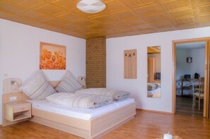 1 غرفة نوم وخدمة الإنترنت وملاءات أسرّة