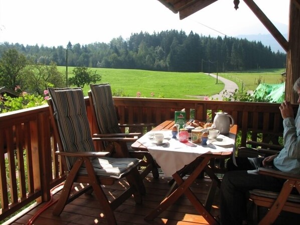 Outdoor dining - Vacation apartment Tüttensee for 1 - 2 persons, with balcony (Grabenstätt)