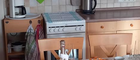 Frigorifero, microonde, forno, piano cottura
