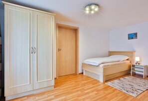 1 bedroom, internet, bed sheets
