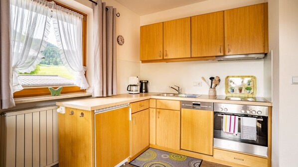 Fridge, oven, stovetop, dishwasher - Zwei-Raum-Wohnung (7) Haus Resi, 50qm, Extra-Schlafzimmer, Küchenzeile, Balkon (Reit im Winkl)