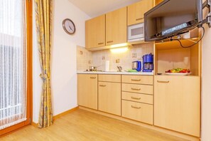 ثلاجة، ميكروويف، موقد طهي مسطح، ماكينة لصنع القهوة/الشاي