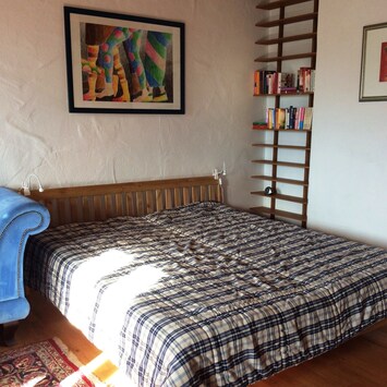 Ferienwohnung Rosenlehner-Doppelbett im Wohnzimmer.jpg