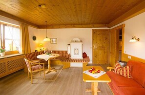 Interior - Unterberg Zwei-Raum-Ferienwohnung, 60m², großen Balkon, extra Küche, sep. Schlafzimmer (Reit im Winkl)