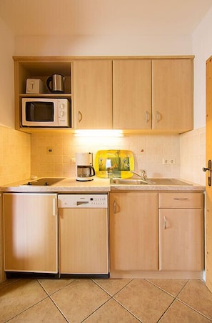 Kühlschrank, Mikrowelle, Herdplatte, Geschirrspüler