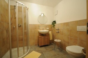 Chuveiro, secador de cabelo, toalhas de banho 