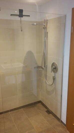 Shower, hair dryer, towels - Apartment Rauschberg 56 sqm, balcony, kitchenette, 2 bedrooms, WLAN, 4 pers (Ruhpolding)