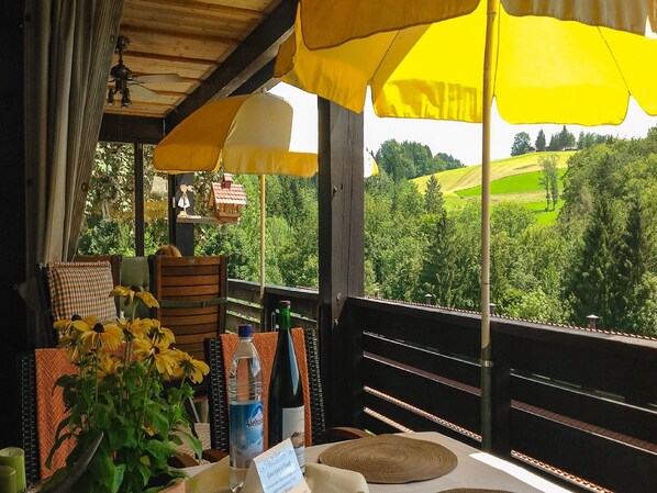 Outdoor dining - Maisonette-Ferienwohnung "Haus Rittersporn", 78 qm, 2 Schlafzimmer, überdachter Balkon (Siegsdorf)