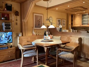 Dining - Maisonette-Ferienwohnung "Haus Rittersporn", 78 qm, 2 Schlafzimmer, überdachter Balkon (Siegsdorf)