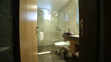 Deluxe kamer, 1 tweepersoonsbed, uitzicht op de stad | Badkamer | Een douche, gratis toiletartikelen, handdoeken