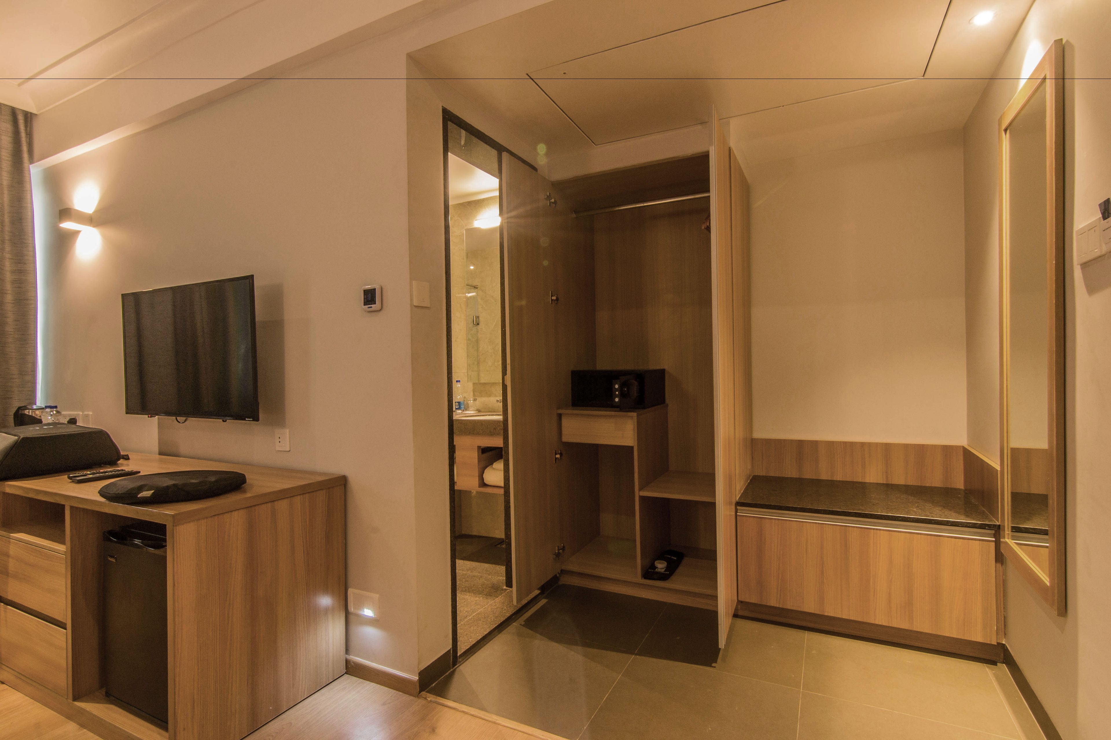 Een moderne badkamer met een douche, toilet en wastafel.