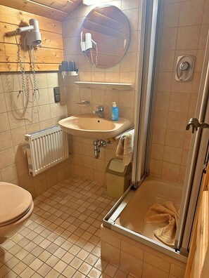 Dusche, Haartrockner, Handtücher