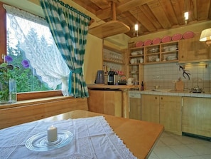 Kylskåp, mikrovågsugn, spishäll och diskmaskin