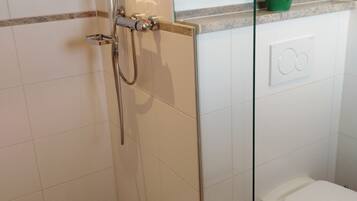 Dusche, Haartrockner, Handtücher