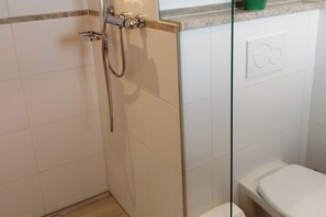 Dusche, Haartrockner, Handtücher
